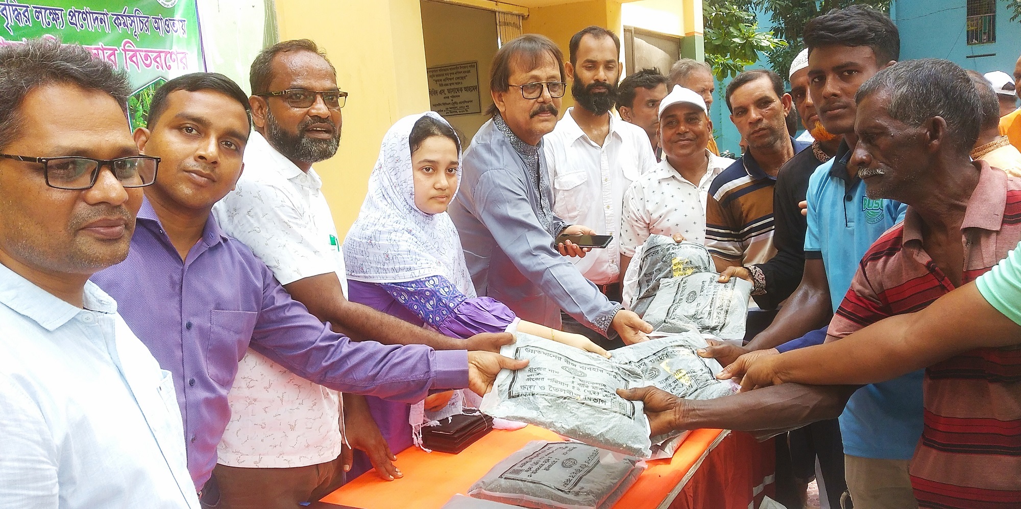 ভোলাহাটে কৃষি প্রণোদনা প্যাকেজ বিতরণ