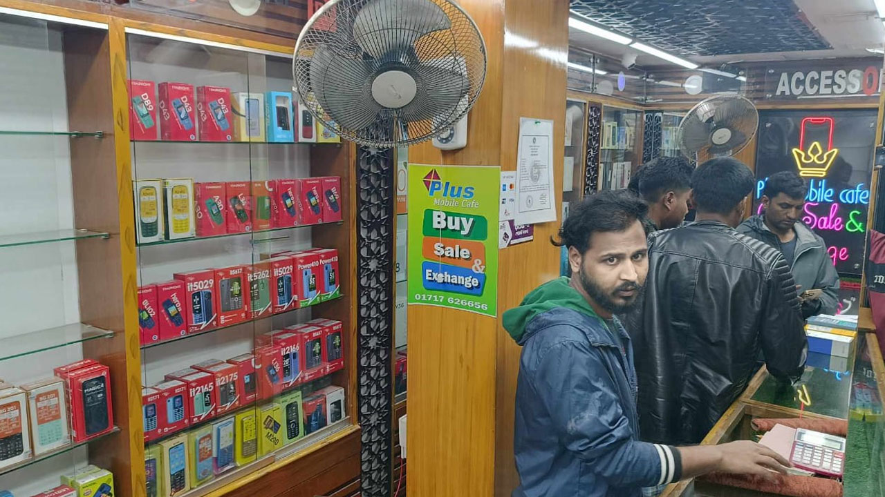 দোকানের শাটার খুলে ৪০ লাখ টাকার মোবাইল লুট
