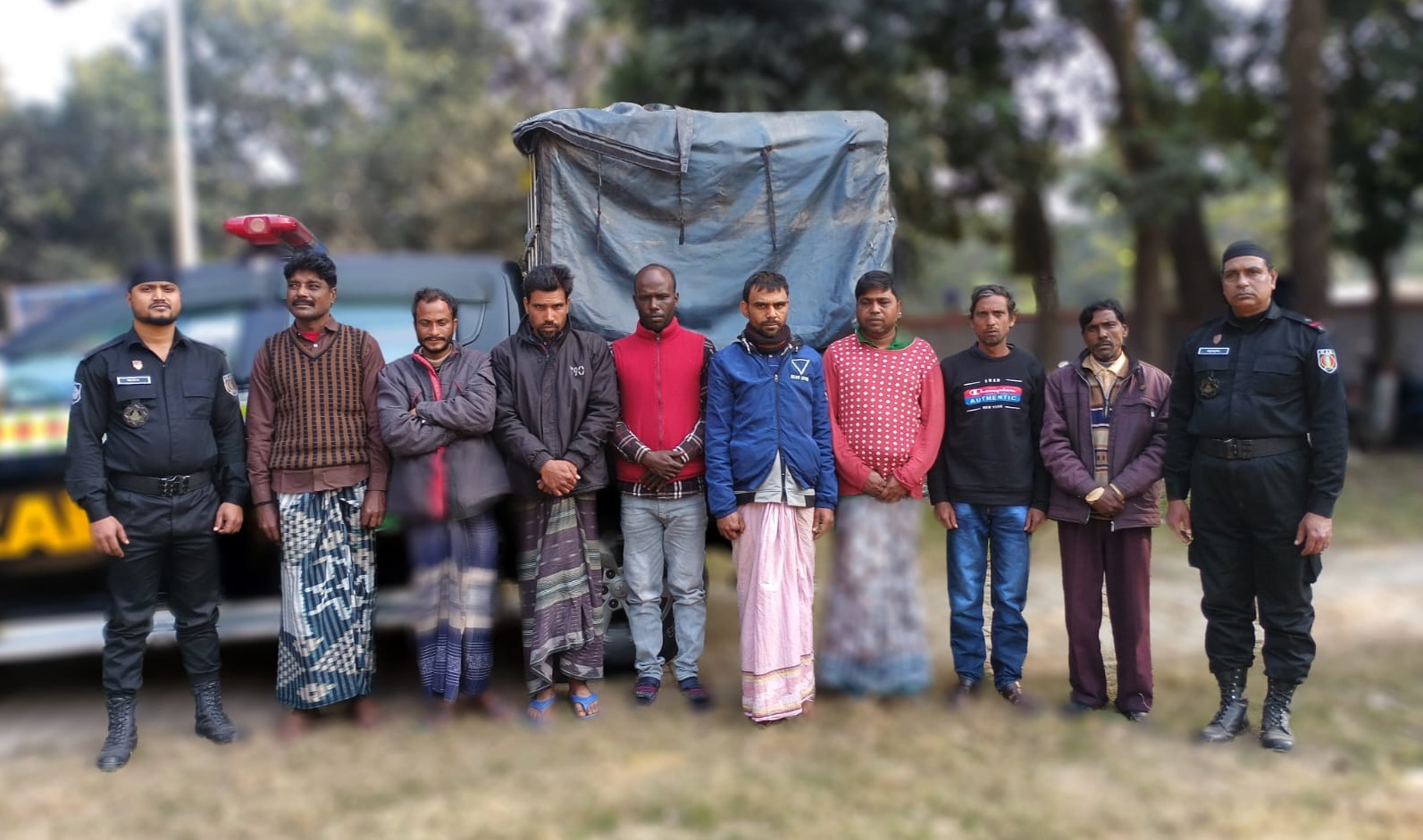 মাদক সেবনের দায়ে র‌্যাবের হাতে আটক ৮