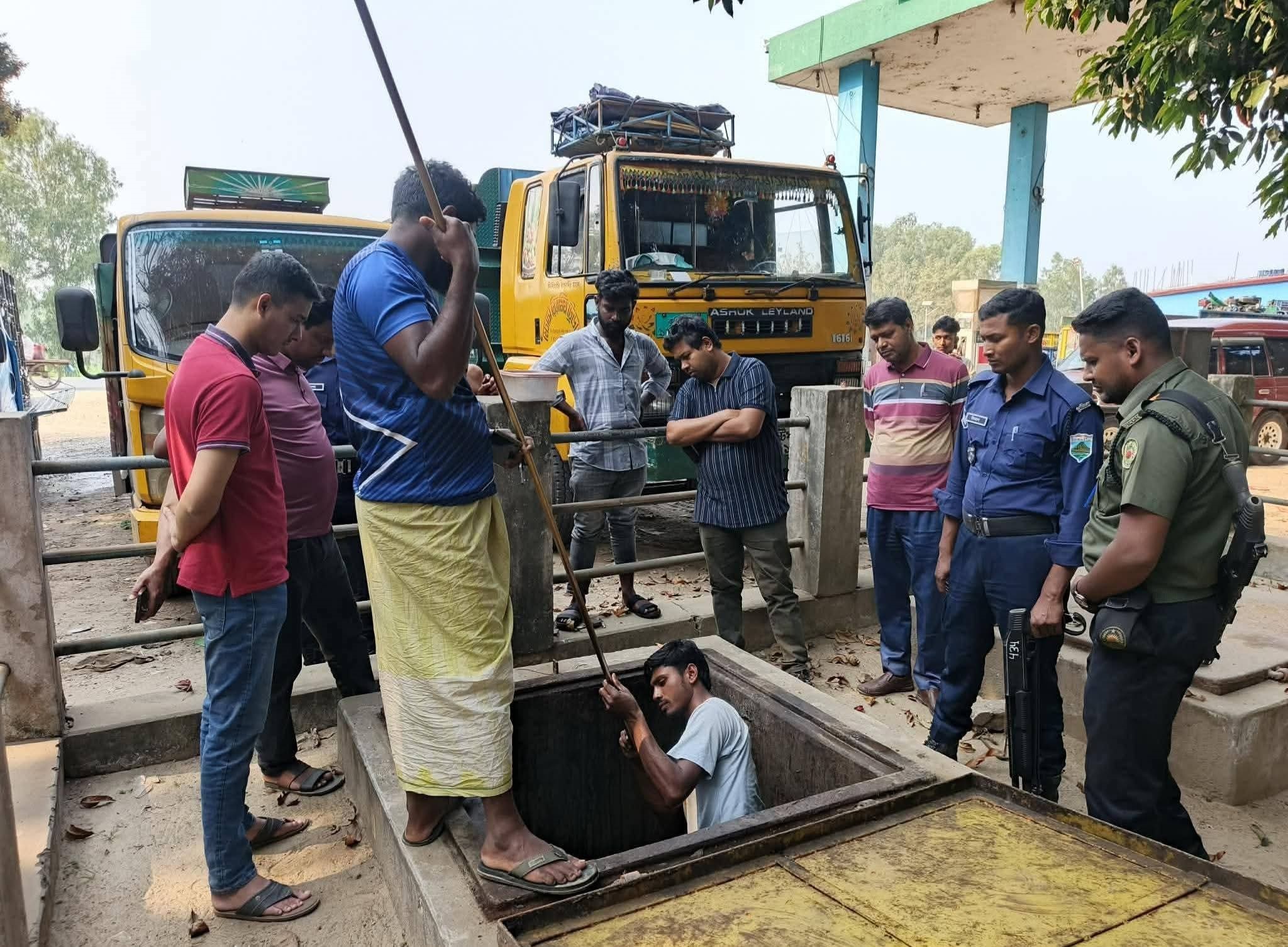 সিংড়ায় মাটির নীচে লুকানো ১০ হাজারলিটার জালানী তেল উদ্ধার ॥ ভ্রাম্যমানে জরিমানা