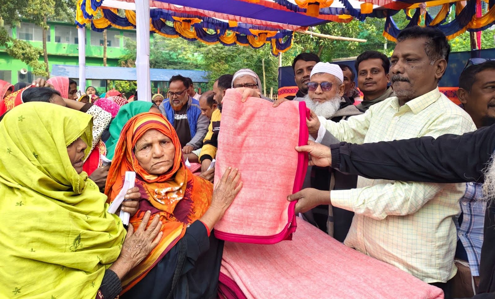 রহনপুরে শীতার্ত গরিব ও অসহায় মানুষের মাঝে ১২০০ কম্বল বিতরণ