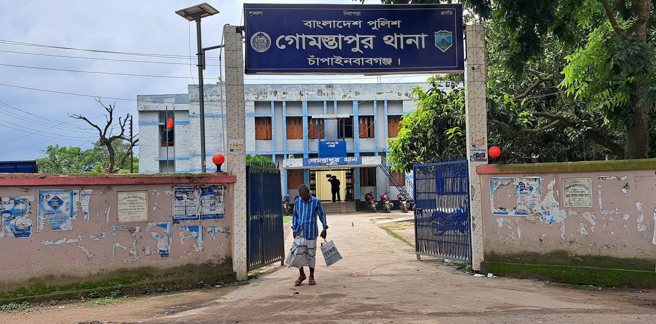 গোমস্তাপুরে এক নারীর গলাকাটা লাশ উদ্ধার-রহস্য উদঘাটন তদন্তে পুলিশ