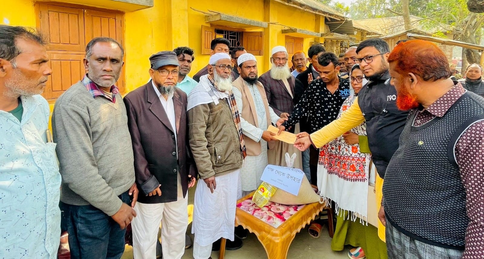 ভোলাহাটে ভস্মিভূত ৬ পরিবারের পাশে উপজেলা বিএনপি